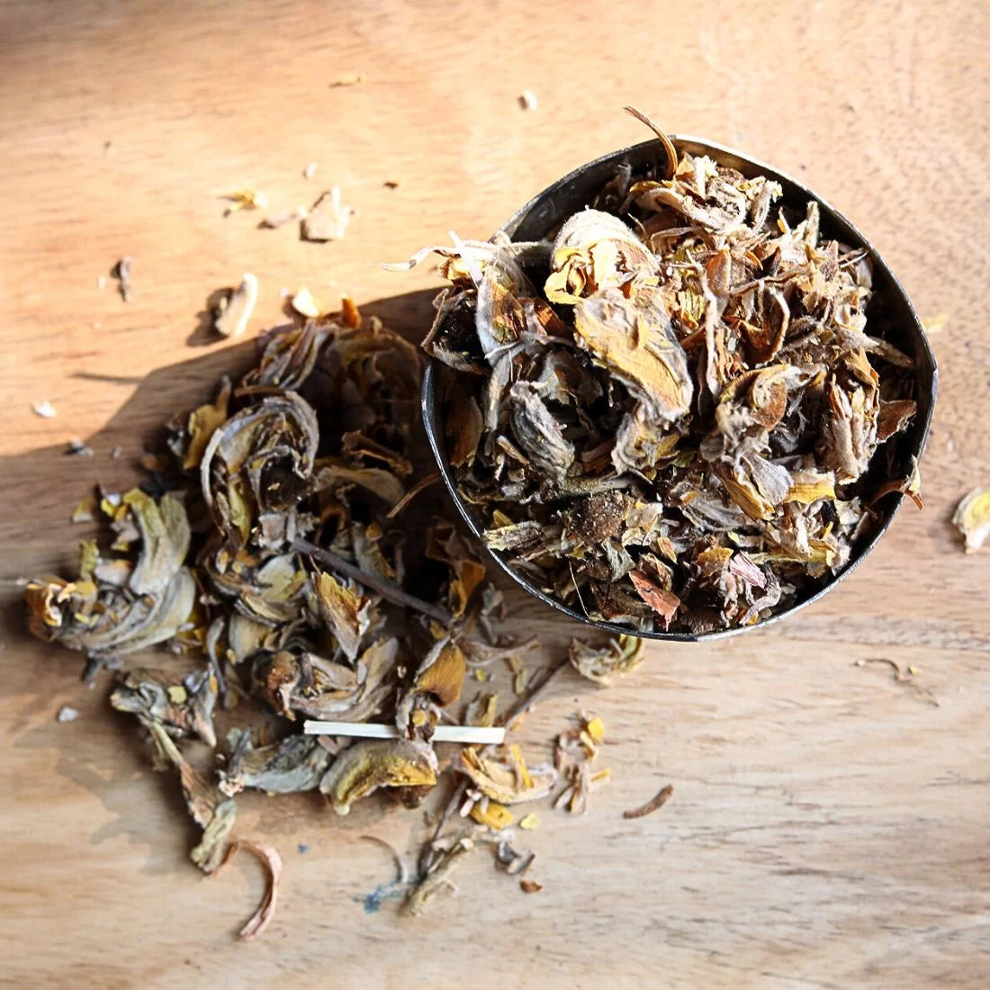 Natural Flame of the Forest dye flowers 100g from Butea Monosperma. Produces orange shades. Handmade natural dye for textile dyeing. Made in India.