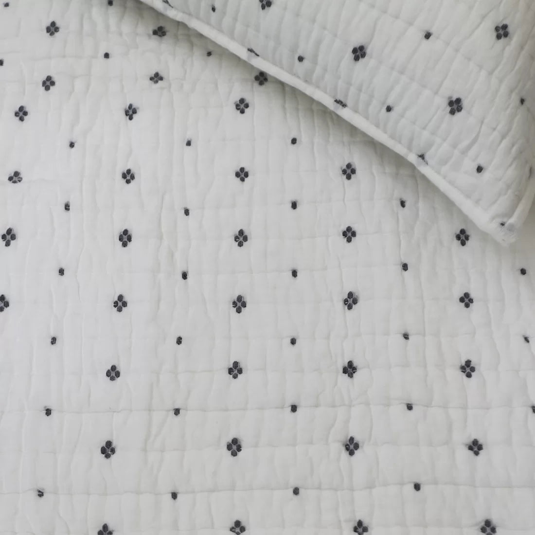 Black and White Quilt Set – Handwoven Jamdani Cotton | House of Swadeshi