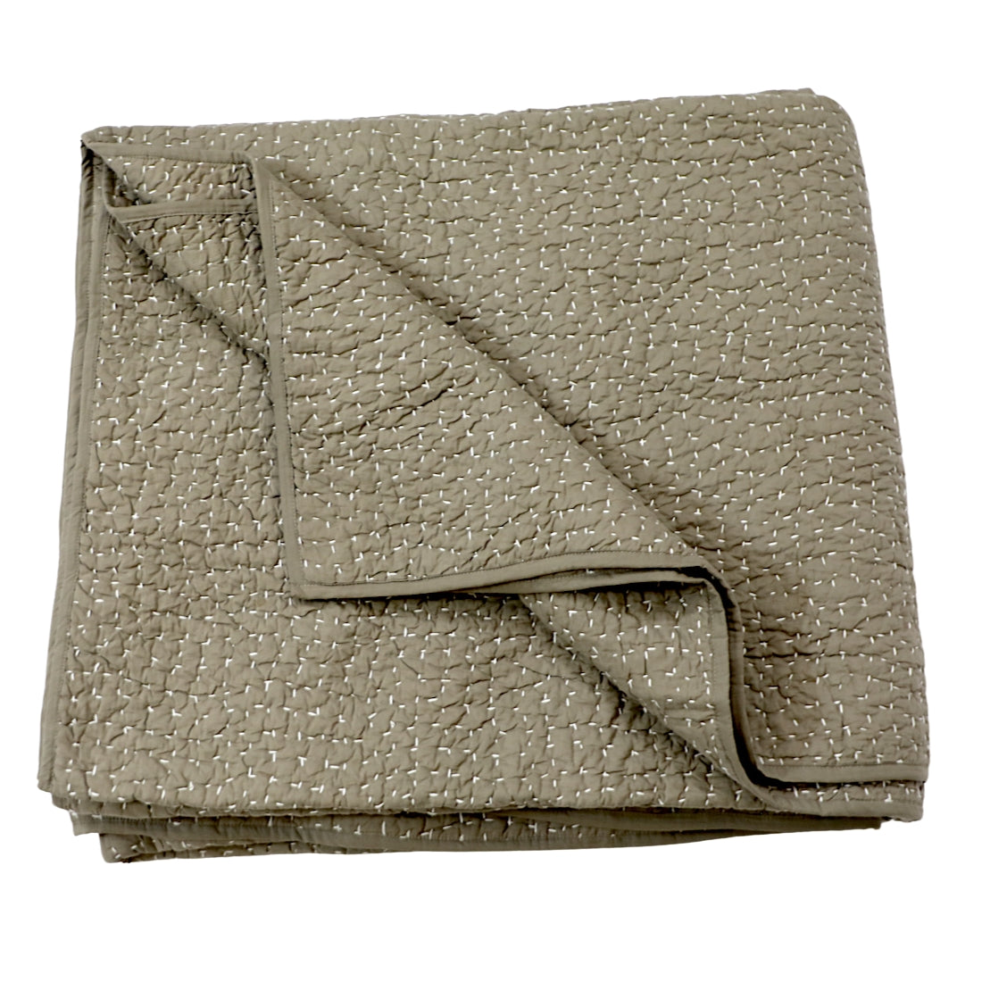 white organic cotton quilt for everyday bedding
