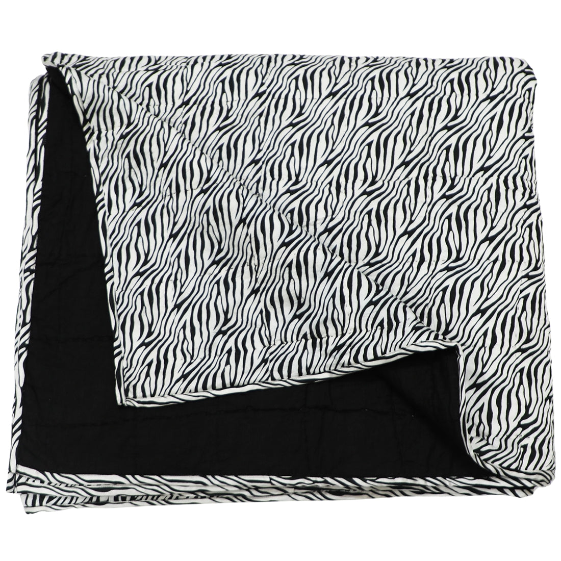 black & white printed cotton quilt for everyday bedding
